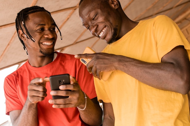 Foto lage hoek mannen samen lachen