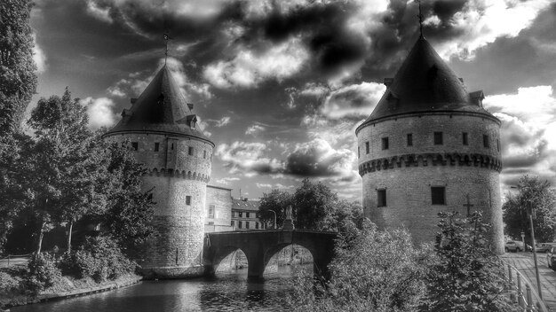 Lage hoek opname van de brug over de rivier met kasteel