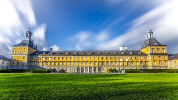 Lage hoek opname van de prachtige Universiteit van Bonn in Duitsland