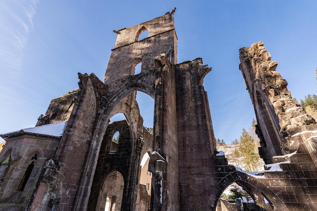 Lage hoek opname van de ruïnes van All Saints Abbey in het Zwarte Woud Duitsland
