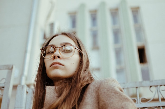 Lage hoek portret van vrouw tegen het gebouw