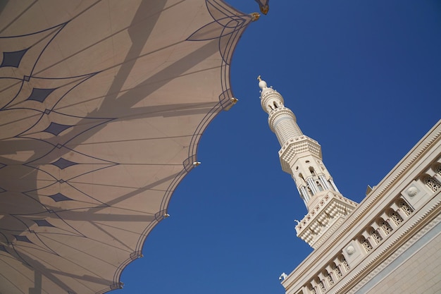 Lage hoek van al-masjid an-nabawi tegen een heldere lucht