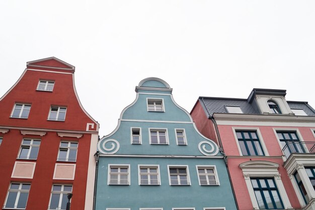 Foto lage hoek van appartementen tegen een heldere lucht