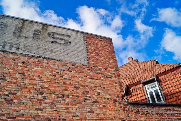 Foto lage hoek van bakstenen muur gebouw tegen de lucht