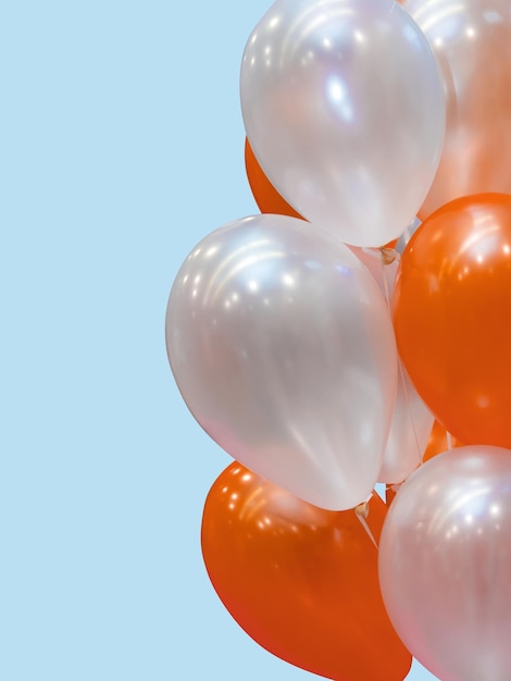 Lage hoek van ballonnen tegen een heldere lucht