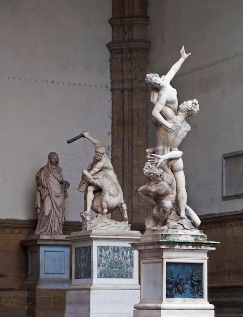 Foto lage hoek van beelden tegen de muur in een historisch gebouw