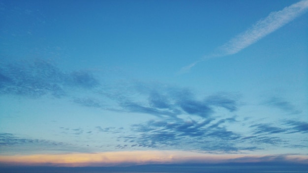 Lage hoek van bewolkte blauwe hemel bij zonsondergang