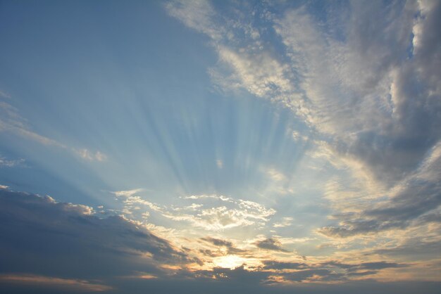 Foto lage hoek van bewolkte hemel bij zonsondergang