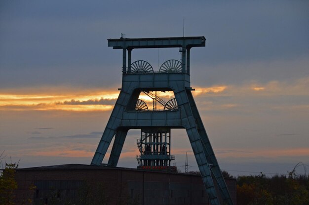 Foto lage hoek van bewolkte hemel bij zonsondergang