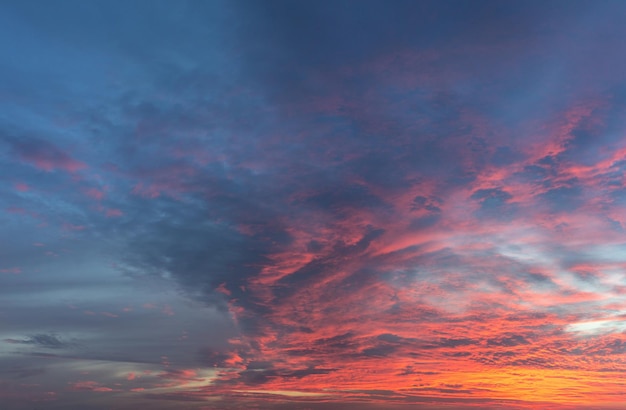 Lage hoek van bewolkte hemel bij zonsondergang