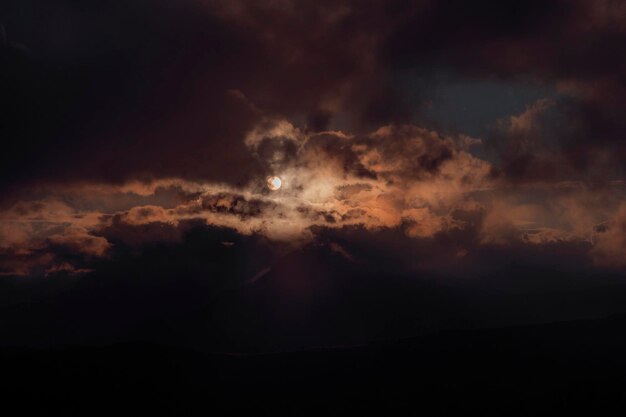 Lage hoek van bewolkte hemel bij zonsondergang