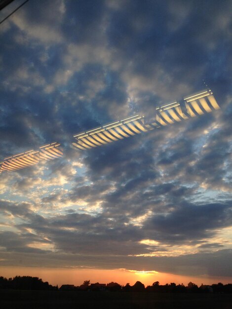 Foto lage hoek van bewolkte hemel bij zonsondergang