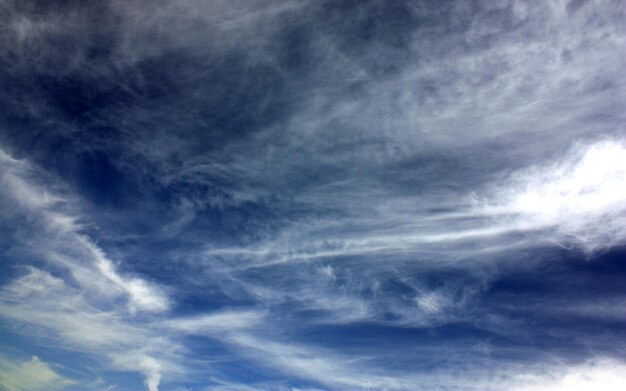Foto lage hoek van bewolkte hemel