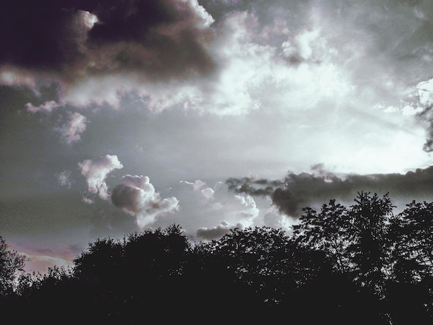 Foto lage hoek van bewolkte hemel