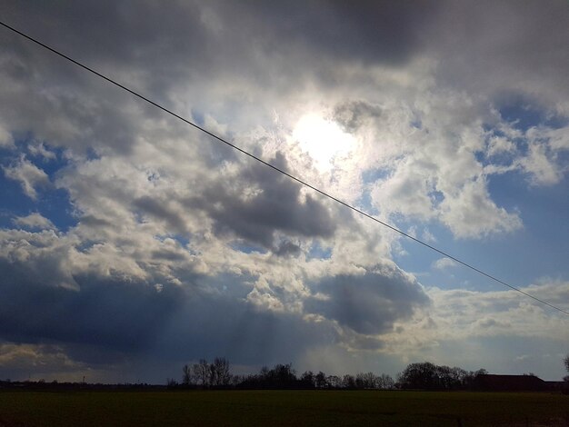 Foto lage hoek van bewolkte hemel