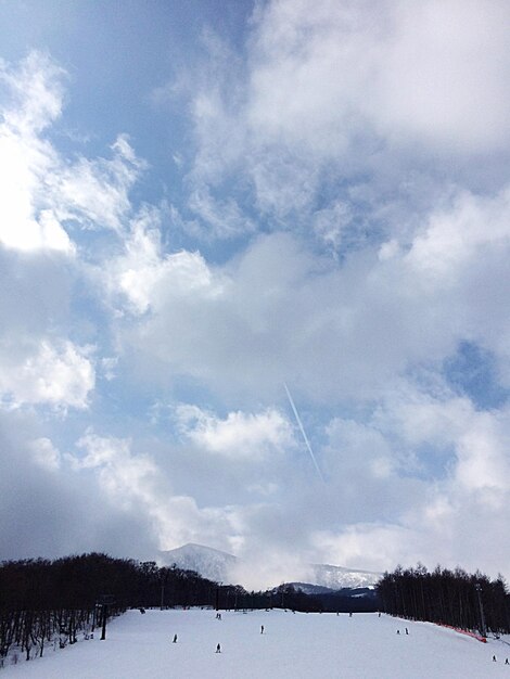 Foto lage hoek van bewolkte lucht in de winter