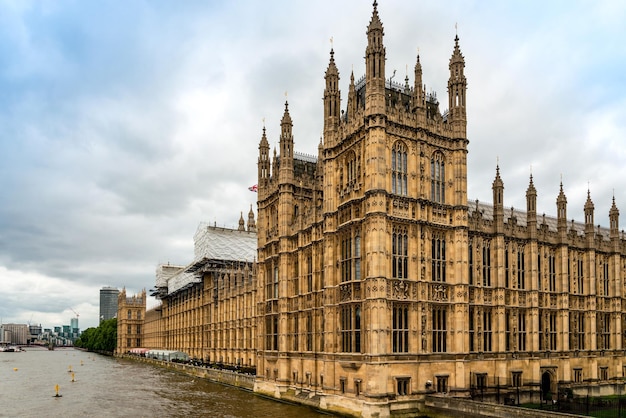Lage hoek van Big Ben bij de rivier de Theems tegen bewolkte lucht