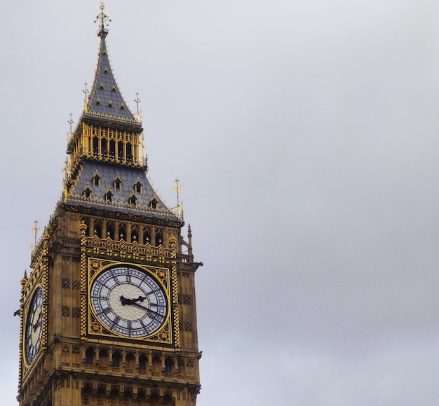 Lage hoek van Big Ben tegen de lucht in de stad
