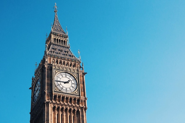 Lage hoek van Big Ben tegen een heldere lucht