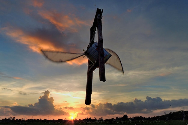 Foto lage hoek van bladen die draaien tegen de hemel tijdens zonsondergang