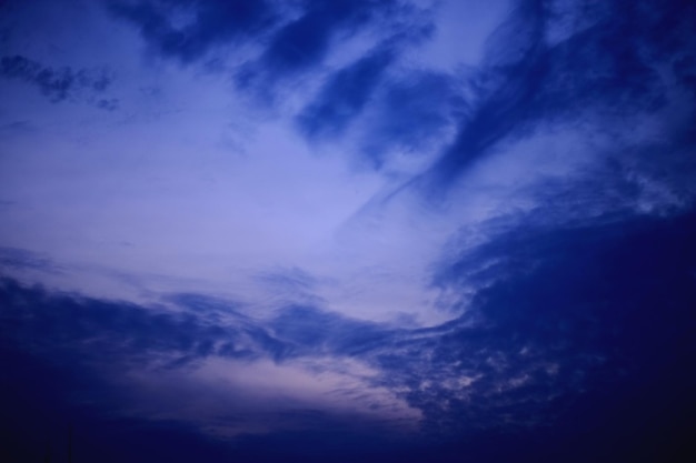 Foto lage hoek van blauwe bewolkte hemel