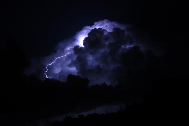 Foto lage hoek van bliksem in de lucht