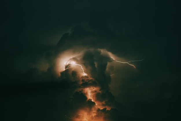 Lage hoek van bliksem tegen bewolkte lucht