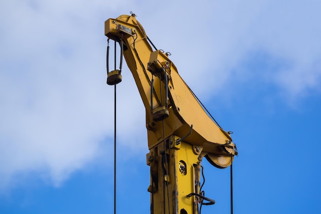 Lage hoek van bouwmachines tegen bewolkte lucht