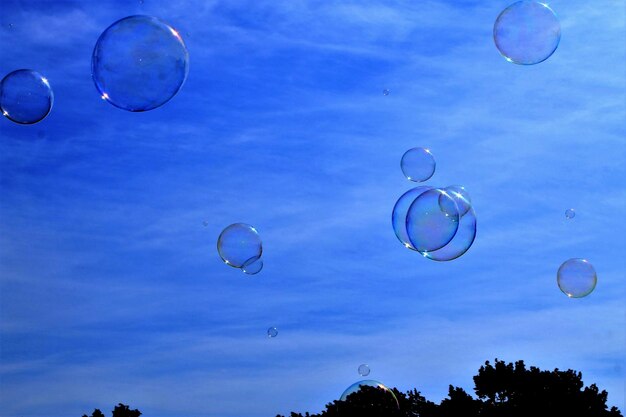 Foto lage hoek van bubbels tegen de maan