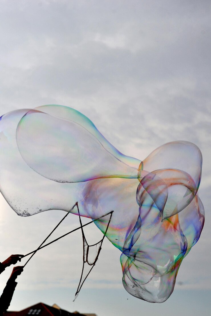 Foto lage hoek van bubbels tegen regenboog in de lucht