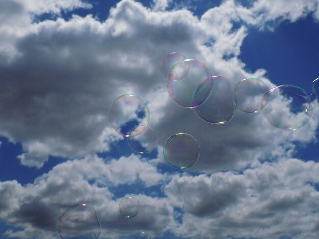 Lage hoek van bubbelstaven tegen bewolkte lucht