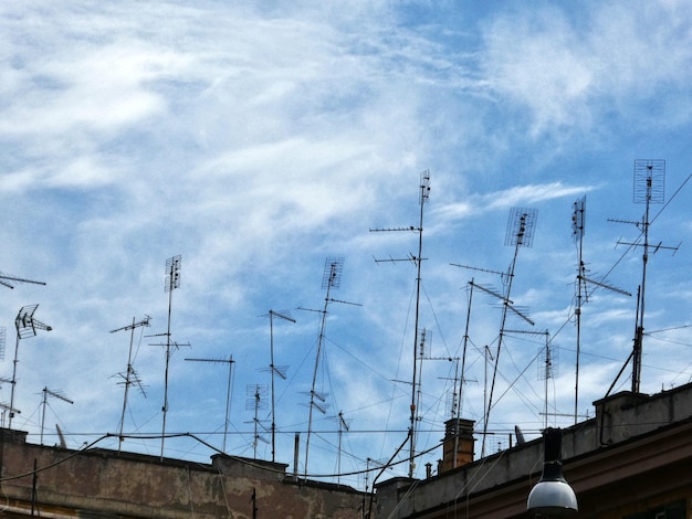 Lage hoek van communicatie-antennas tegen de lucht