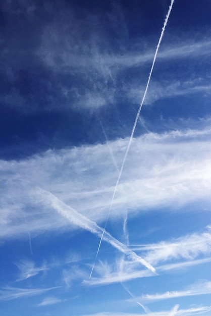 Foto lage hoek van dampsporen in de lucht