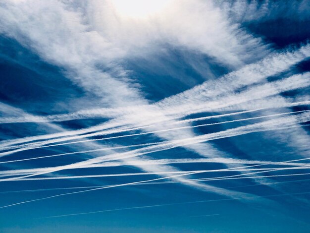 Foto lage hoek van dampsporen in de lucht