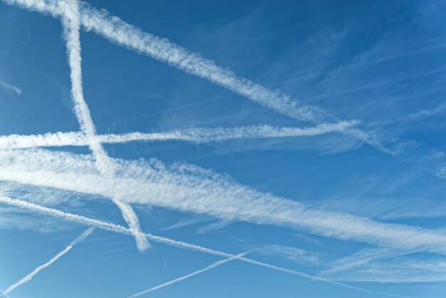 Lage hoek van dampsporen in de lucht