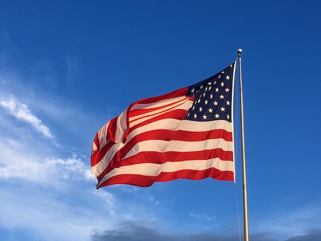 Lage hoek van de Amerikaanse vlag tegen bewolkte lucht