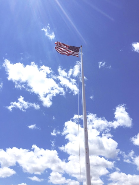 Lage hoek van de Amerikaanse vlag tegen de hemel op een zonnige dag