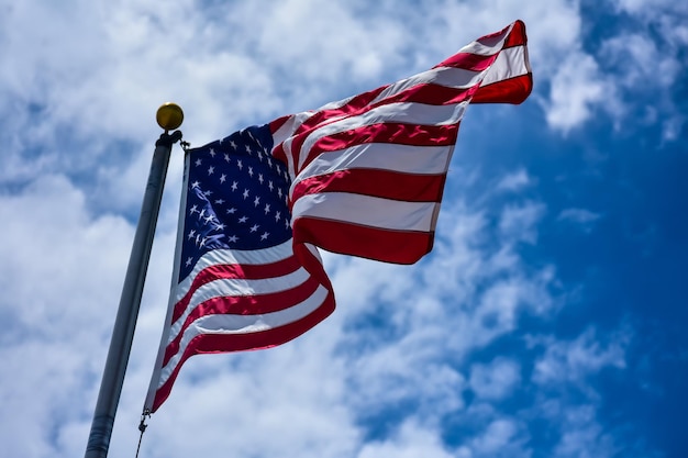 Lage hoek van de Amerikaanse vlag tegen de lucht
