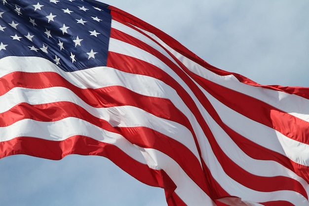Lage hoek van de Amerikaanse vlag tegen de lucht