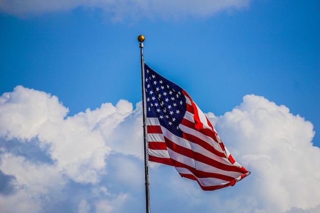 Lage hoek van de Amerikaanse vlag tegen de lucht