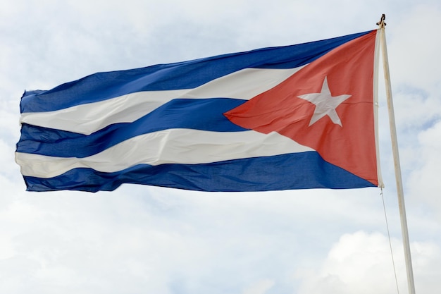 Lage hoek van de Amerikaanse vlag tegen de lucht