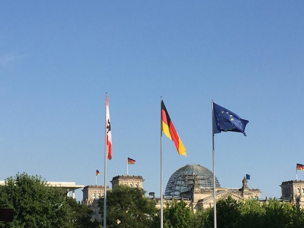 Lage hoek van de Amerikaanse vlag tegen een heldere hemel