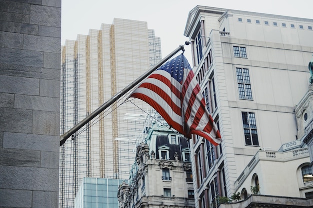 Lage hoek van de Amerikaanse vlag tegen gebouwen in de stad