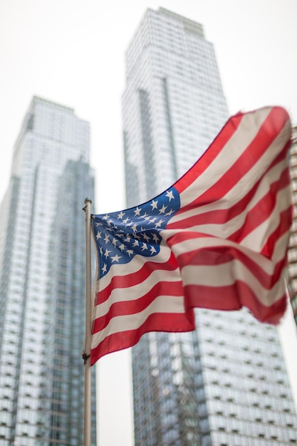 Lage hoek van de Amerikaanse vlag tegen gebouwen