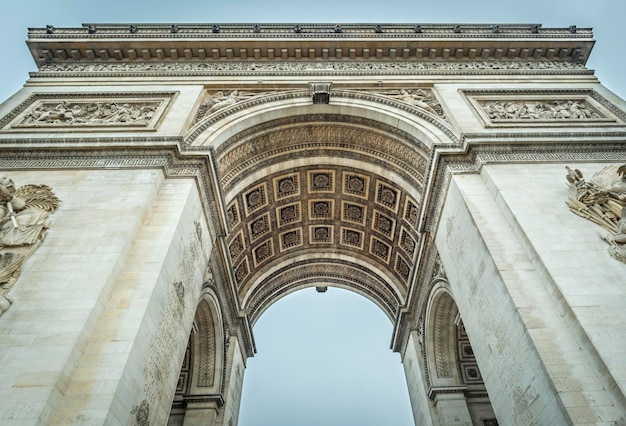 Lage hoek van de Arc de Triomphe tegen de hemel