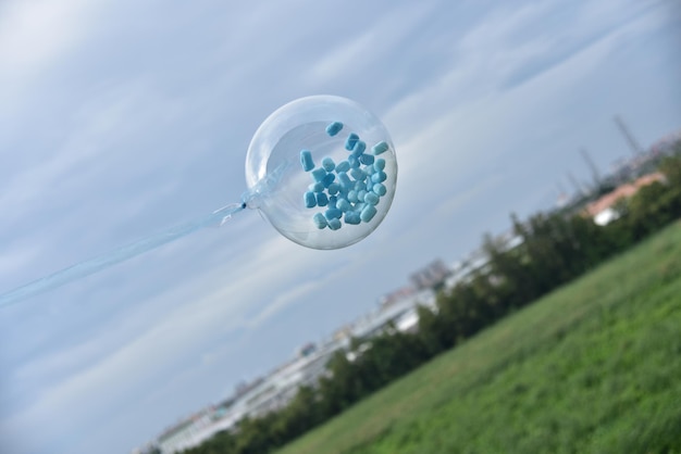 Foto lage hoek van de bal op het veld tegen de lucht