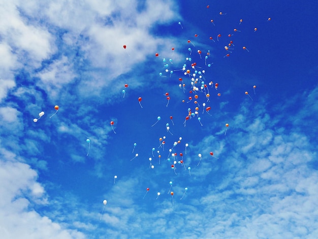 Lage hoek van de ballon tegen bewolkte lucht