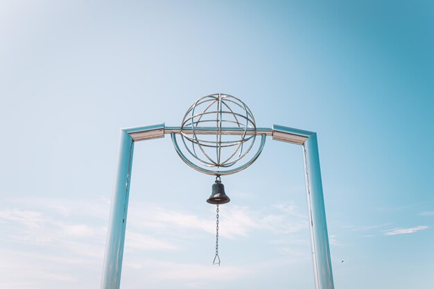 Foto lage hoek van de basketbalhoep tegen een heldere lucht