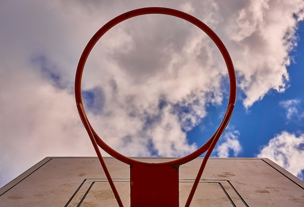 Foto lage hoek van de basketbalhoepel tegen de lucht