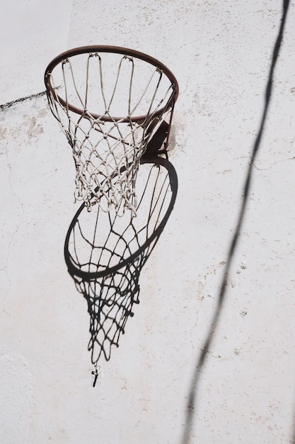 Lage hoek van de basketbalhoepel tegen de muur